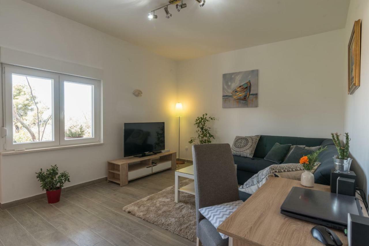 Okrug Gornji - With Sea View Apartment